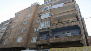 Diyarbakırda kolonu çatlayan bina sakinleri hırsızlar için nöbet tutuyor