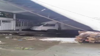 Diyarbakırda yoğun kar çatıları devirdi