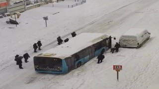 Diyarbakırda yolda kalan halk otobüslerini vatandaşlar itti