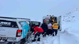 Diyarbakırda zorlu kış şartlarında sağlık seferberliği: Kapalı yollarda UMKE ve 112den zamanla yarış