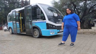 Dolmuşçu Zeynep, direksiyon sallayarak ekmek parasını kazanıyor