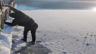 Donmuş gölde buz kırıldı, suya düşmekten son anda kurtuldu