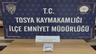 Durdurulan araçta uyuşturucuyla yakalanan bir şüpheli tutuklandı