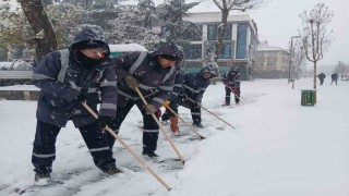 Düzce Belediyesi karla mücadeleyi aralıksız sürdürüyor