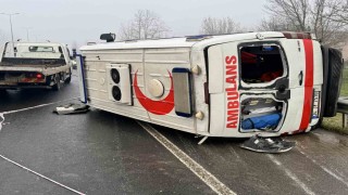 Düzcede ambulans devrildi: 2 yaralı