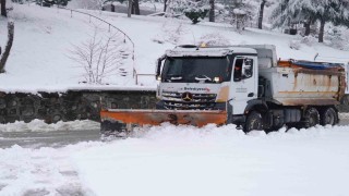 Düzcede belediye ekipleri kar yağışıyla birlikte sahaya indi