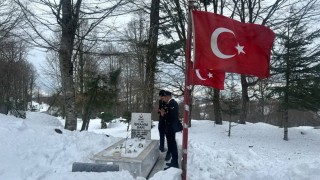 Düzcede jandarma personeli şehitleri kabirleri başında andı
