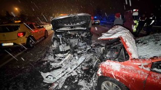 Düzcede kafa kafaya çarpışan araçlar hurdaya döndü: 7 yaralı