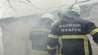 Edirnede depo yangını büyümeden söndürüldü