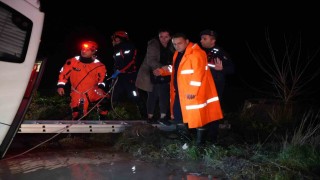 Edirnede minibüs sulama kanalına düştü: Mahsur kalanlar kurtarıldı