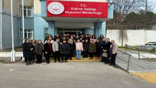 Edirnede öğrenciler huzurevi sakinlerinin yüreğini ısıttı: Minik ellerden büyük vefa