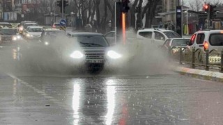 Edirnede sağanak yağış: Cadde ve sokaklar göle döndü