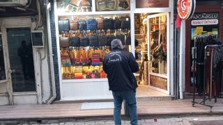 Edirnede şüpheli rahat tavırlarıyla 3 iş yerini soydu
