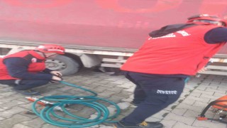 Edremitte kamyonun altında kalan vatandaşı itfaiye kurtardı