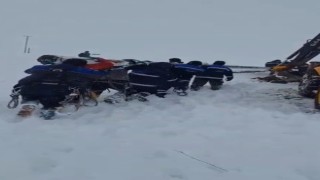 Ekipler enerji için seferber oldu: Ekipler direkleri sırtında taşıdı