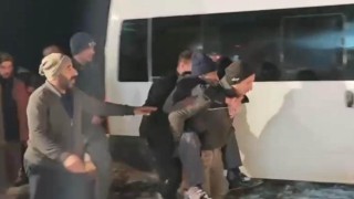 Ekipler yolu açtı, 90 yaşındaki hasta sırtta taşınarak sağlık ekibine ulaştırıldı