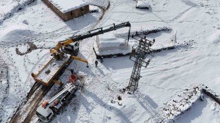 Ekipler zorlu hava şartlarında enerji hatlarını onarıyor