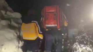 Ekiplerin uzun uğraşlarıyla yol açılarak hastaya ulaşıldı
