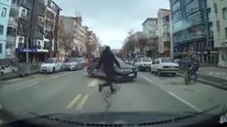 El frenini çekilmeyen araç hareket etti, başka bir sürücü koşarak el frenini çekti