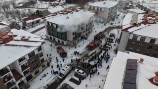 Elazığda apartman dairesinde yangın: 11 kişi dumandan etkilendi