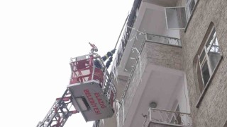 Elazığda buz sarkıtları itfaiye ekiplerince temizleniyor