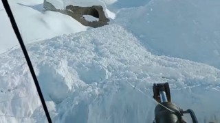 Elazığda çığ düşmesi sonucu kapanan geçit açıldı