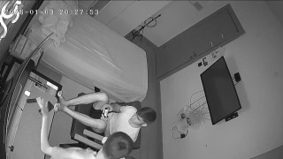 Elazığda deprem anı kamerada: Biri panik yaptı, diğeri oyuna devam etti