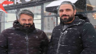 Elazığda doğaseverin köpeklerle zor anları dron kamerasında