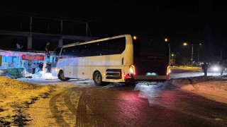 Elazığda facianın eşiğinden dönüldü: Otobüs devrilmekten son anda böyle kurtuldu