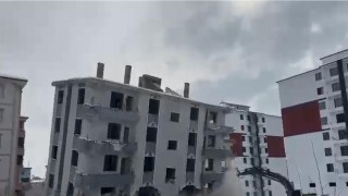 Elazığda hasarlı bina iş makinesiyle yıkıldı
