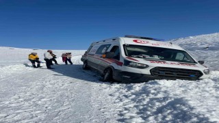 Elazığda hasta çocuk greyderle ambulansa ulaştırıldı