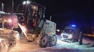 Elazığda hastaya giderken karda mahsur kalan ambulans kurtarıldı