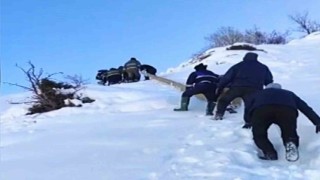 Elektrik şirketi ekipleri, kar yağışının 1 metreyi aştığı bölgede çalışmalarını sürdürüyor
