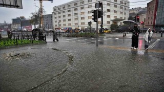 Eminönünü su bastı, yollar göle döndü