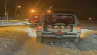 Ercişte kapanan yollarda hastalara Snowtrack ile ulaşıldı