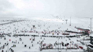 Erciyes sömestirin ilk hafta sonunda 250 bin kişiyi ağırladı