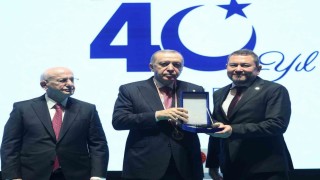 Erdoğandan İzmirli iş adamı Nazım Torbaoğluna anlamlı plaket