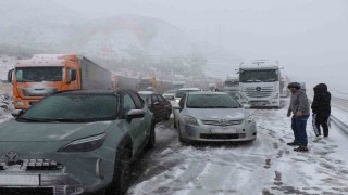 Erzincan-Sivas kara yolunda ulaşım güçlükle sağlanıyor