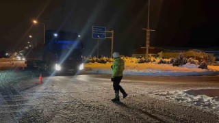 Erzincan-Sivas karayoluna çığ düştü