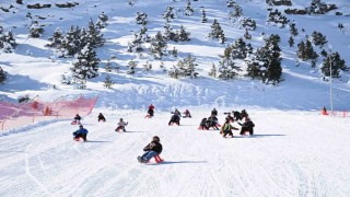 Erzincanda 70 öğrenci Ergan Dağında kızak keyfi yaşadı
