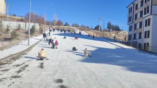 Erzincanda dondurucu soğuğa rağmen çocukların kızak sevinci