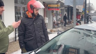 Erzincanda su tahliye borusu park halindeki aracın üzerine düştü