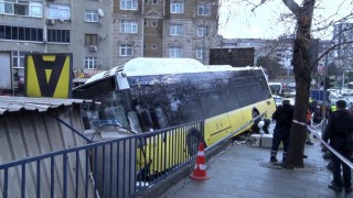 Esenlerde İETT Otobüsünün direksiyon hakimiyetini kaybetmesi sonucu otoparka daldı. Olay yerine çok sayıda ekip sevk edildi.