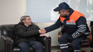 Esenyurt Belediye personeli yolda bulduğu para dolu poşeti sahibine teslim etti