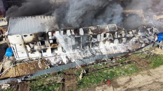 Esenyurtta işçilerin kaldığı büyük konteyner alev alev yandı