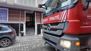 Esenyurtta sinir krizi geçiren kadın bir otomobilin üzerine çıkarak zıpladı: O anlar kamerada