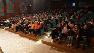 Esenyurtta tiyatro dolu bir sezon: Her ay 3 oyun sahnelendi