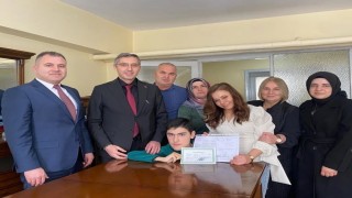 Evde eğitim alan öğrenciler karnelerini Kahramandan aldı
