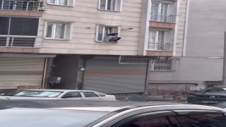Eve kitlenen genç kadın kendini camdan attı; O anlar kamerada