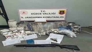 Evinin çatısına kenevir bahçesi kuran 1 şahıs yakalandı